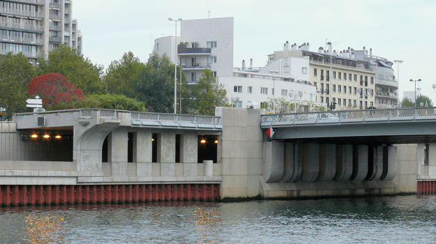 Boulogne-Billancourt et Isy-les-Moulineaux - Pont de Billancourt entre Boulogne-Billancourt et l'île Saint-Germain à Issy-les-Moulineaux - Culée côté Boulogne-Billancourt avec passage inférieur
