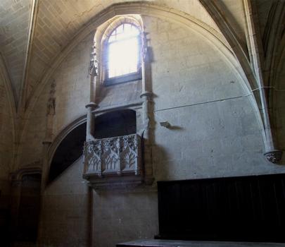 Chartreuse Saint-Sauveur - Réfectoire. L'escalier et la chaire du lecteur encastrés dans le mur Sud