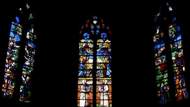 Chartreuse Saint-Sauveur - Salle du chapitre. Les trois vitraux consacrés au «Gloria in Excelcis Deo»