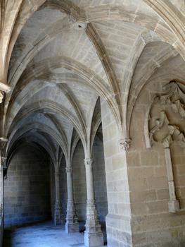 Villefranche-de-Rouergue - Chartreuse Saint-Sauveur - La galerie Nord (contre la chapelle conventuelle) du Petit cloître avec la chapelle mortuaire. Sur le mur une baie du Petit cloître avant la restauration