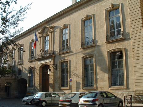 Avignon - Hôtel de Forbin de Sainte-Croix, actuel hôtel de la Préfecture, place de la Préfecture - Façade sur la place
