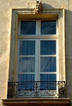 Avignon - Hôtel de Forbin de Sainte-Croix, actuel hôtel de la Préfecture, place de la Préfecture - Façade sur la place - Fenêtre du premier étage
