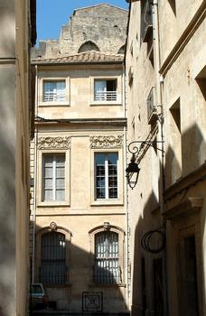 Avignon - Hôtel de Madon de Châteaublanc, 13 rue Banasterie - Façade - et le palais des Papes à l'arrière