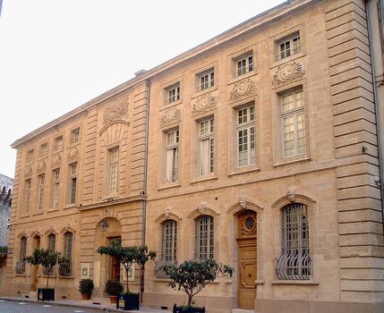 Avignon - Hôtel de Vervins (hôtel de Mirande) – 2, place de la Mirande - Façade sur la place