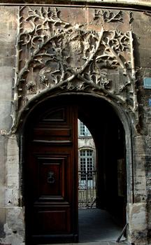 Avignon - Palais du Roure - Façade sur rue - Porte