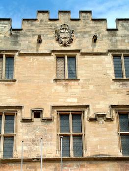 Avignon - Musée du Petit Palais - Façade sur la place du Palais - détail
