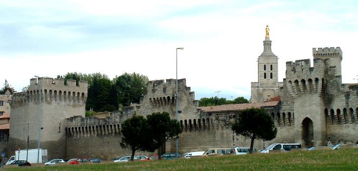 Stadtmauern, Papstpalast und Kathedrale in Avignon