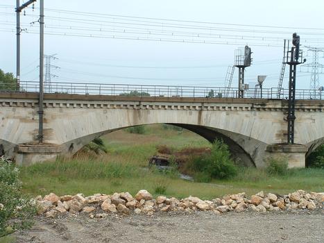 Pont ferroviaire de Rognonas - Une travée en maçonnerie avec cornes de vache