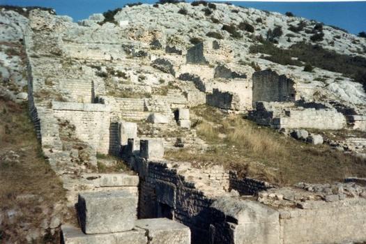 Barbegal-Aquädukt : Ruinen einer Reihe römischer Mühlen, die vom Barbegal-Aquädukt aus dem 4. Jahrhundert mit Wasser versorgt wurden