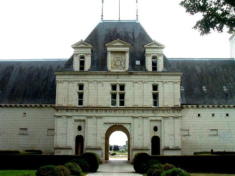 Champigny-sur-Veude - Château - Les anciens communs - Le portail de Jupiter