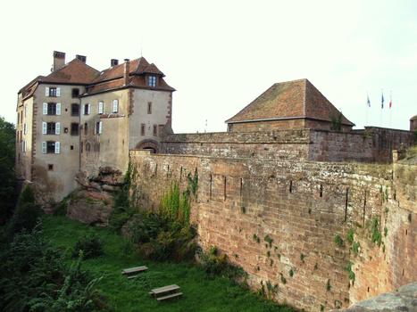 Château de La Petite-Pierre - Le château et le rempart de la ville fortifiée