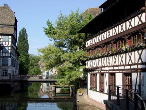 Strasbourg - Maison des Tanneurs: la façade sur l'Ill et le pont du Faisan photographiés à partir de la place Benjamin Zix