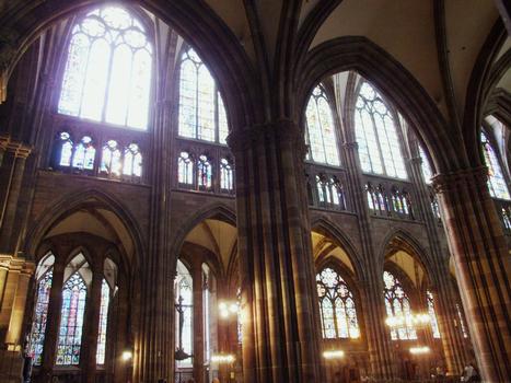 Strasbourg - Cathédrale Notre-Dame - La nef vue du bas côté Nord