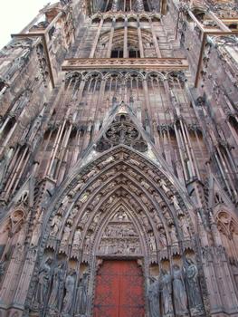 Strasbourg - Cathédrale Notre-Dame - Façade occidentale - Portail de gauche: les statues représentent les Vertues terrassant les Vices, le tympan raconte la naissance de Jésus