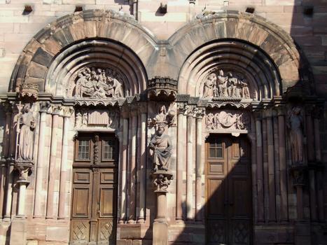 Strasbourg - Cathédrale Notre-Dame - Côté sud - Portail de l'Horloge: le roi Salomon entre les deux portes, à gauche l'église triomphante, à droite la Synagogue, le tympan de gauche représente la mort de la Vierge, celui de droite, le couronnement de la Vierge