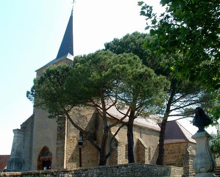 Bazoches-du-Morvan - Eglise Saint-Hilaire - L'église et le monument en hommage à Vauban