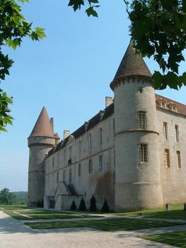 Château de Bazoches - La façade du château du côté du village de Bazoches-du Morvan