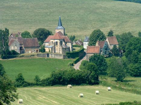 Bazoches-du-Morvan - Eglise Saint-Hilaire - L'église vue du château de Bazoches