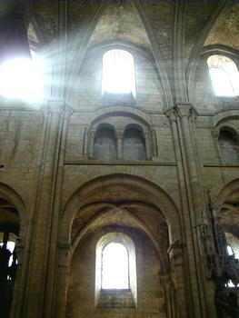 Beauvais - Eglise Saint-Etienne - Elévation de style roman de la nef et voûtes gothiques
