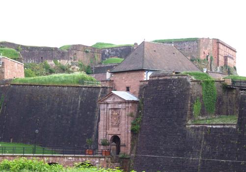 Berlfort - Les remparts de la vieille ville - La porte de Brisach et l'arrière-plan le «château» de la citadelle