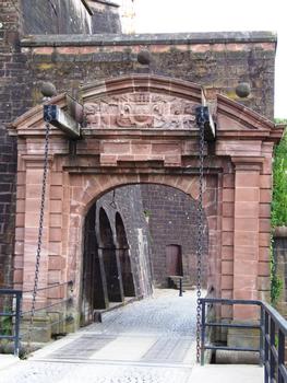 Berlfort - Les remparts de la vieille ville - La demi-lune n°26 protégeant la porte de Brisach: la porte et son pont-levis