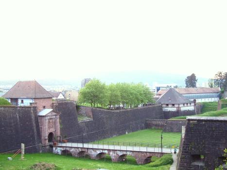 Berlfort - Les remparts de la vieille ville - Porte de Brisach, rempart de la ville jusqu'à la tour n°27 avec sa contre-garde. La porte de Brisach est protégée par une demi-lune (n°26)