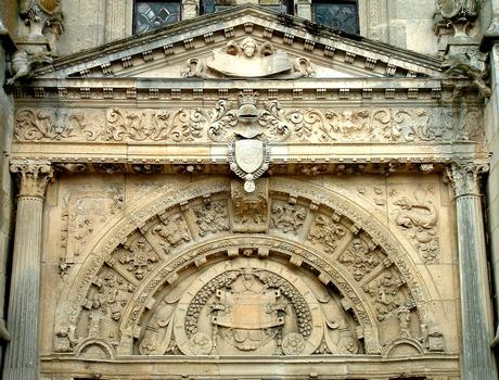 Belloy-en-France - Eglise Saint-Georges - Détail de la façade au-dessus de la porte