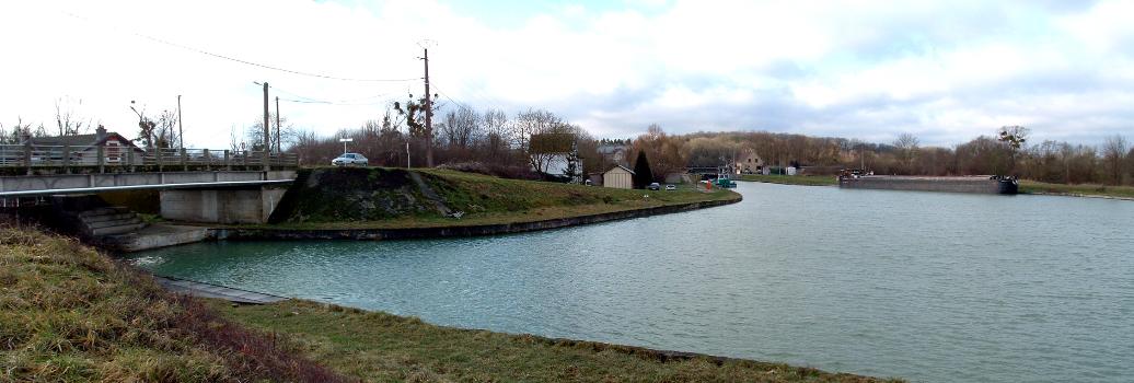 Canal de l'Aisne à la Marne
Berry-au-Bac
Halte nautique à la jonction du canal : Canal de l'Aisne à la Marne 
Berry-au-Bac 
Halte nautique à la jonction du canal