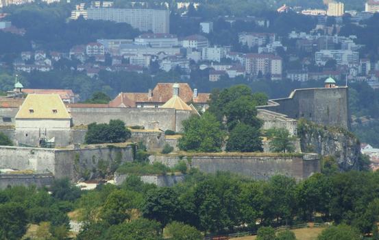 Citadelle de Besançon - Le front de Secours et la tour du Roi vus à partir de la chapelle des Buis