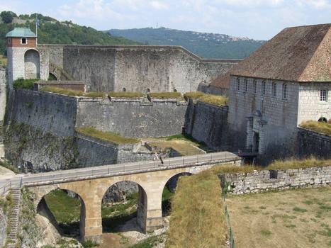 Citadelle de Besançon - Front Royal - Porte, pont, bastion, rempart et tour du Roi vus de la tour de la Reine