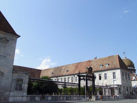 Besançon - Hôpital Saint-Jacques - Entrée côté de la rue de l'Orme de Chamars