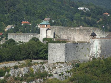 Citadelle de Besançon - Les remparts situés de part et d'autre du front Saint-Etienne avec la tour de la Reine au premier plan et la tour du Roi en second plan