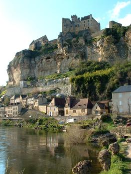 Beynac - Château surplombant la Dordogne - Le château sur son roc
