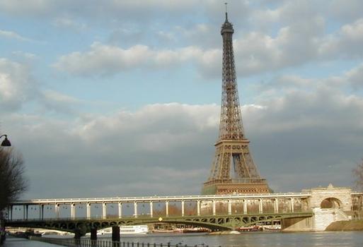 Pont Bir Hakeim, Tour Eiffel dans l'arrière-plan