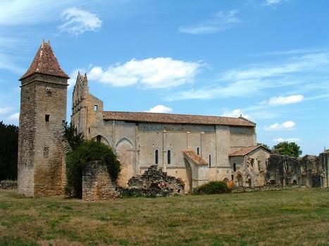 Blasimon - Eglise Saint-Nicolas (ancienne abbatiale Saint-Maurice) - Ensemble du site de l'ancienne abbaye en ruines avec l'église