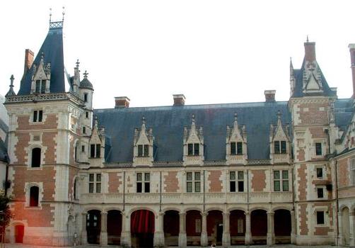 Château de Blois.Aile Louis XII - Ensemble côté cour