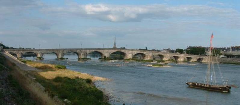 Pont Jacques Gabriel, Blois.Vue de l'aval le soir avec gabare