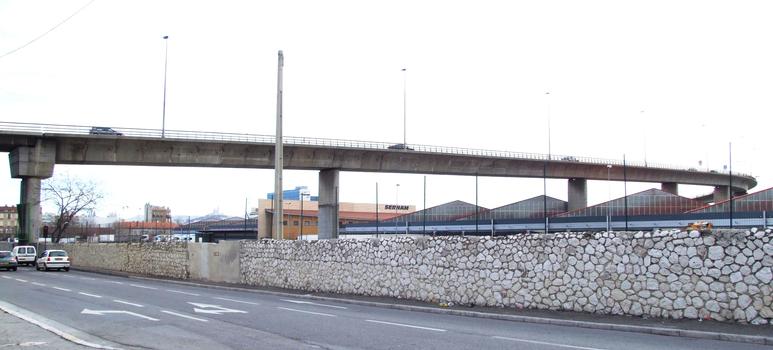 A55 - Viaduc d'Arenc - Une bretelle du viaduc au-dessus des hangars