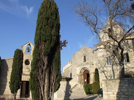 Les Baux-de-Provence - L'église Saint-Vincent et la chapelle des Pénitents Blancs
