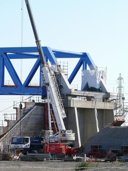Fos-sur-Mer - Pont de secours du terminal méthanier de Fos-Cavaou au-dessus du canal