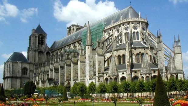 Cathédrale Saint-Etienne de Bourges.Ensemble vu du chevet