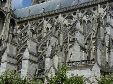Cathédrale Saint-Etienne de Bourges.Contreforts de la nef