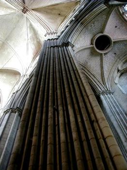 Cathédrale Saint-Etienne de Bourges.Pilier de la 1ère travée de la nef