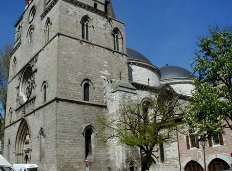 Cathédrale Saint-Etienne à Cahors.Façade occidentale et sud
