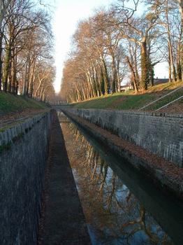 Canal de BourgogneTranchée à la sortie du tunnel côté Pouilly-en-Auxois: Canal de Bourgogne Tranchée à la sortie du tunnel côté Pouilly-en-Auxois