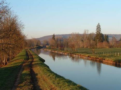 Canal de BourgogneCanal près de Pouilly-en-Auxois