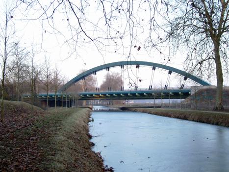 Le viaduc de Pannes permettant à l'A77 de franchir le canal d'Orléans