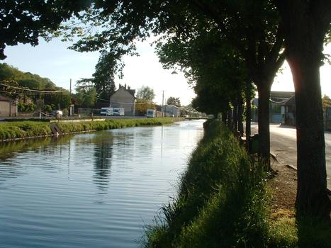 Canal de Berry à Saint-Amand-Montrond - Vue vers l'Ouest