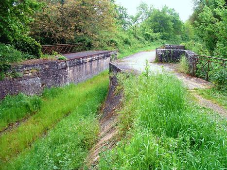 Canal de Berry - Pont-canal de la Croix - Vu de l'ancien chemin de halage