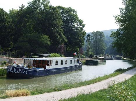 Canal de Bourgogne dans la vallée de l'Ouche - Le canal près de Gissey-sur-Ouche